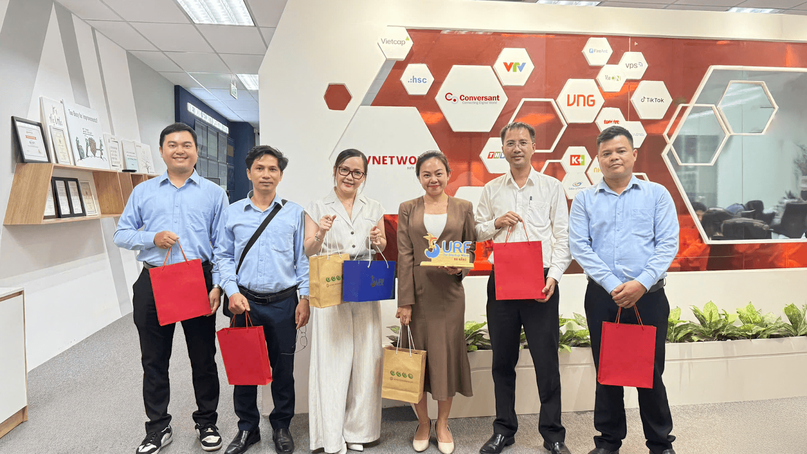 Đại diện DISSC tham quan Công ty.png